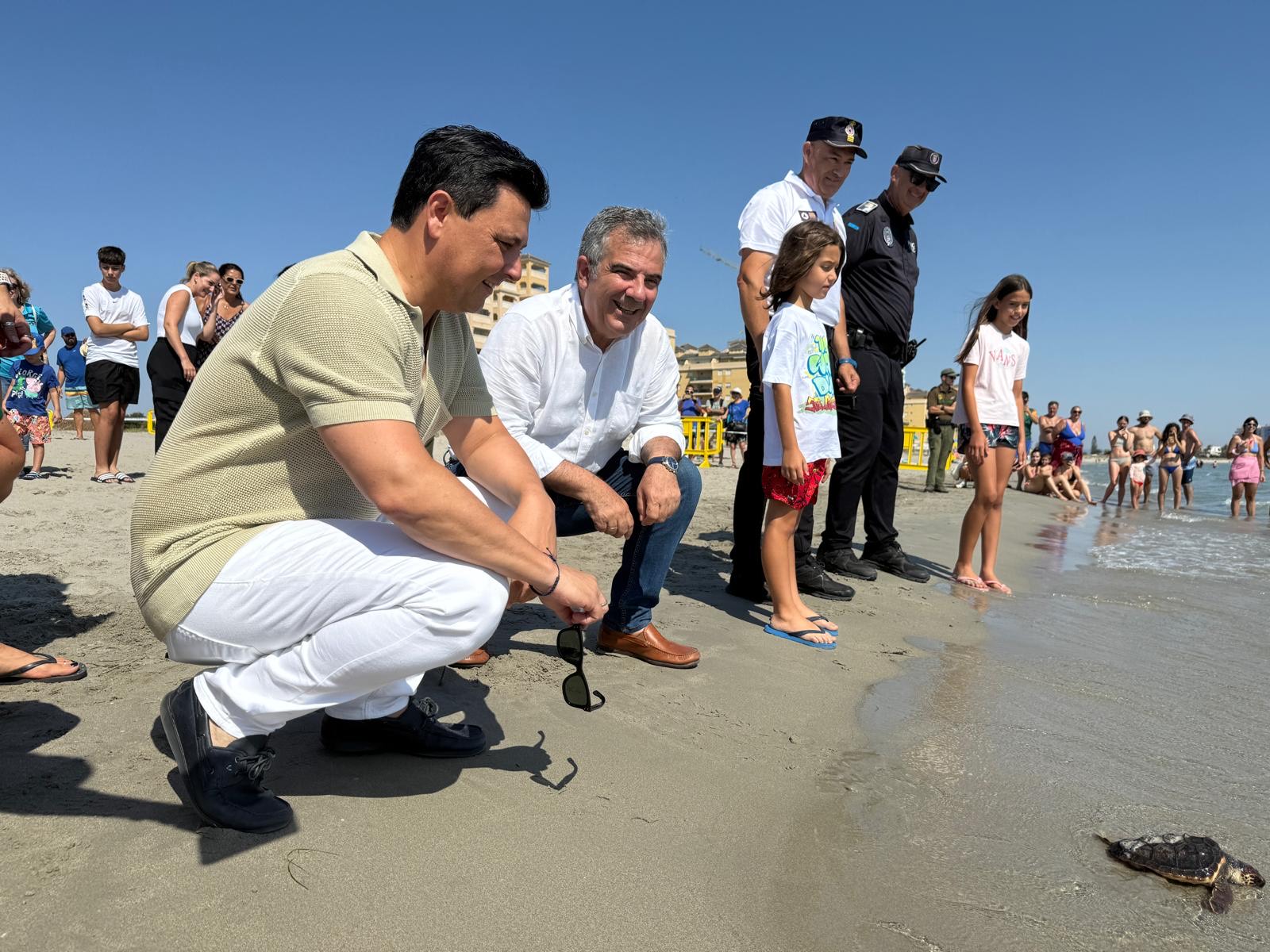 Liberan otras 30 tortugas en la playa Ensenada del Esparto 